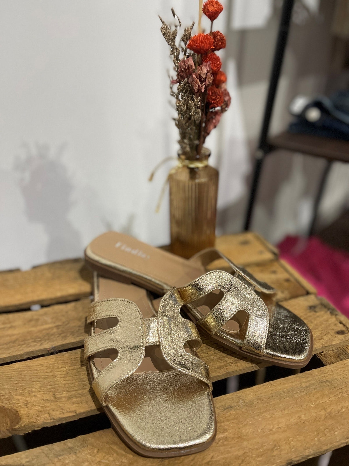 Boutique en ligne prêt à porter féminin et chaussures - Showroom sur la commune d'Issac